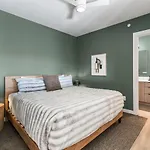 Penthouse Luxury With Pool Patio And View Walk To Broadway *