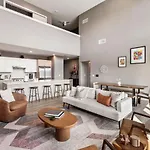 Holiday home Penthouse Luxury With Pool Patio And View Walk To Broadway *
