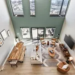 Holiday home Penthouse Luxury With Pool Patio And View Walk To Broadway *