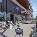 Penthouse Luxury With Pool Patio And View Walk To Broadway