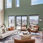 Penthouse Luxury With Pool Patio And View Walk To Broadway *