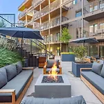 Holiday home Penthouse Luxury With Pool Patio And View Walk To Broadway