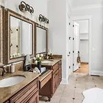 Holiday home Luxe Large With Movie Room, Hot Tub, Garage Nashville