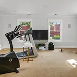 Luxe Large With Movie Room, Hot Tub, Garage Holiday home *