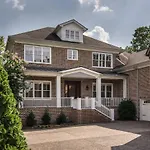 Luxe Large With Movie Room, Hot Tub, Garage Holiday home