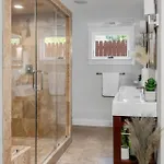Holiday home Luxe Large With Movie Room, Hot Tub, Garage *
