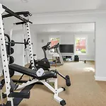Holiday home Luxe Large With Movie Room, Hot Tub, Garage *