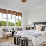 Holiday home Luxe Large With Movie Room, Hot Tub, Garage *