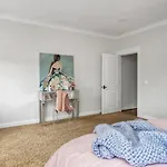 Luxe Large With Movie Room, Hot Tub, Garage Holiday home Nashville