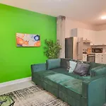 Cozy & 2br With Optional Parking Near Vanderbilt, Gulch & Honky Tonk Highway Apartment