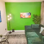 Apartment Cozy & 2br With Optional Parking Near Vanderbilt, Gulch & Honky Tonk Highway