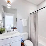 Luxe Pool Hot Tub & Game Downtown Holiday home
