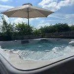 Luxe Pool Hot Tub & Game Downtown Holiday home