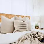 Luxe Pool Hot Tub & Game Downtown Holiday home