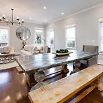 Luxe Pool Hot Tub & Game Downtown Holiday home Nashville