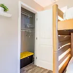 Holiday home 7 Min Drive To Broadway- Walkable Neighborhood
