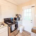 7 Min Drive To Broadway- Walkable Neighborhood Holiday home *