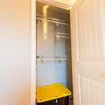 Apartment Sleeps 6-full Kitchen-4 Beds-big Couch-officespace *