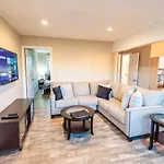 Sleeps 6-full Kitchen-4 Beds-big Couch-officespace Apartment