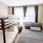 Apartment Sleeps 6-full Kitchen-4 Beds-big Couch-officespace *