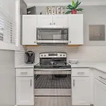 Lucent Pearl - Private Patio - Near Broadway