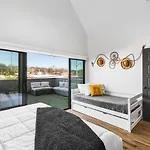 Holiday home Two Adjacent Homes Sleeps 24 Only 3 Miles To Broadway *