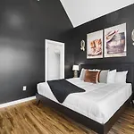 Two Adjacent Homes Sleeps 24 Only 3 Miles To Broadway Nashville