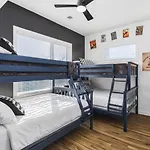 Two Adjacent Homes Sleeps 24 Only 3 Miles To Broadway Holiday home *
