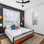 Holiday home Two Adjacent Homes Sleeps 24 Only 3 Miles To Broadway *