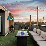 Two Adjacent Homes Sleeps 24 Only 3 Miles To Broadway Holiday home
