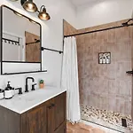 Vibrant Multi Building That Sleeps 48 With 7 Units *