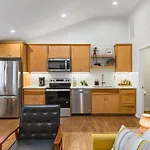 Vibrant Multi Building That Sleeps 48 With 7 Units