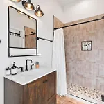 Vibrant Multi Building That Sleeps 48 With 7 Units *