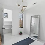 Luxury In Hills With Garage And Walk To The Park Holiday home