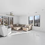 Holiday home Luxury In Hills With Garage And Walk To The Park
