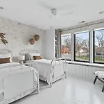 Holiday home Luxury In Hills With Garage And Walk To The Park *
