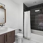 Holiday home Luxury In Hills With Garage And Walk To The Park