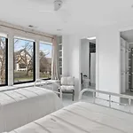 Holiday home Luxury In Hills With Garage And Walk To The Park *
