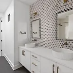 Holiday home Luxury In Hills With Garage And Walk To The Park