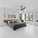 Luxury In Hills With Garage And Walk To The Park Holiday home *