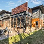 Holiday home Luxury In Hills With Garage And Walk To The Park