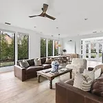 Luxury In Hills With Garage And Walk To The Park *