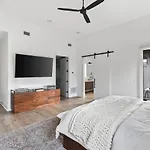Luxury In Hills With Garage And Walk To The Park Nashville