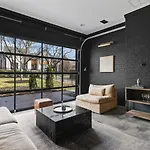 Luxury In Hills With Garage And Walk To The Park Holiday home