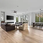 Luxury In Hills With Garage And Walk To The Park *