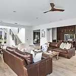 Luxury In Hills With Garage And Walk To The Park Holiday home *