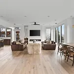 Holiday home Luxury In Hills With Garage And Walk To The Park *