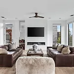 Luxury In Hills With Garage And Walk To The Park Holiday home