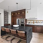 Luxury In Hills With Garage And Walk To The Park Holiday home *
