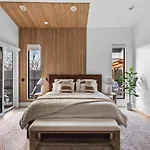 Holiday home Luxury In Hills With Garage And Walk To The Park *
